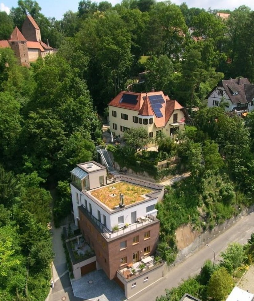 Verlieren die Bäume im Herbst ihre Blätter, kann man vom Mehrgenerationenhaus bis auf die Burgmauern blicken. Auch aus diesem Grund entschied sich Architekt Christian Graf dafür, Elemente des historischen Bauwerks auf das moderne Wohnhaus zu übertragen. Die Klinkeroptik setzte er mit Flachverblendern NF, Typ Meppen, um.