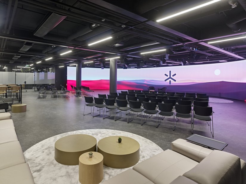 „Spark“ ist ein besonderer New-Work-Space in Frankfurt mit verschiedenen Räumen und Broadcast-Studios, die für Unternehmen nutzbar sind