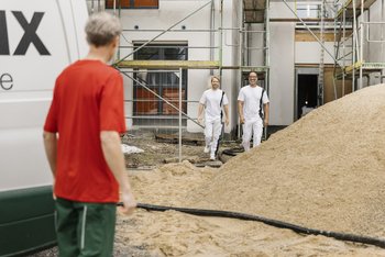 <p>Stillstand auf der Baustelle war gestern: Mit Brillux ist eine lückenlose Materialversorgung bis auf die Baustelle gewährleistet – und das sogar kostenfrei. Dank eingespielter Fahrerteams sorgt das Unternehmen für reibungslose Abläufe.</p>