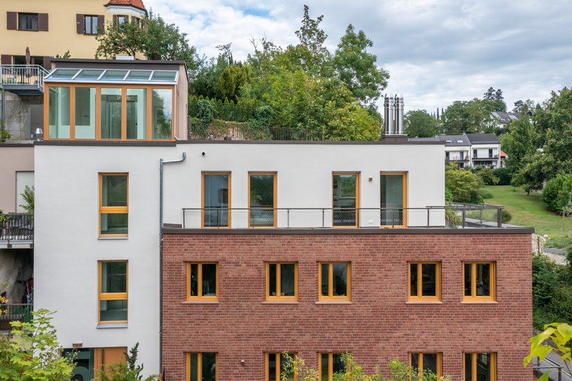 Die einseitig schräg ausgebildeten Fensterlaibungen erinnern an die Schießscharten der Burg Trausnitz. Zur Ausbildung der schlagregendichten Fensteranschlüsse im 45-Grad-Winkel &nbsp;nutzte Raßhofer die WDVS Laibungsplatte EPS 3858.