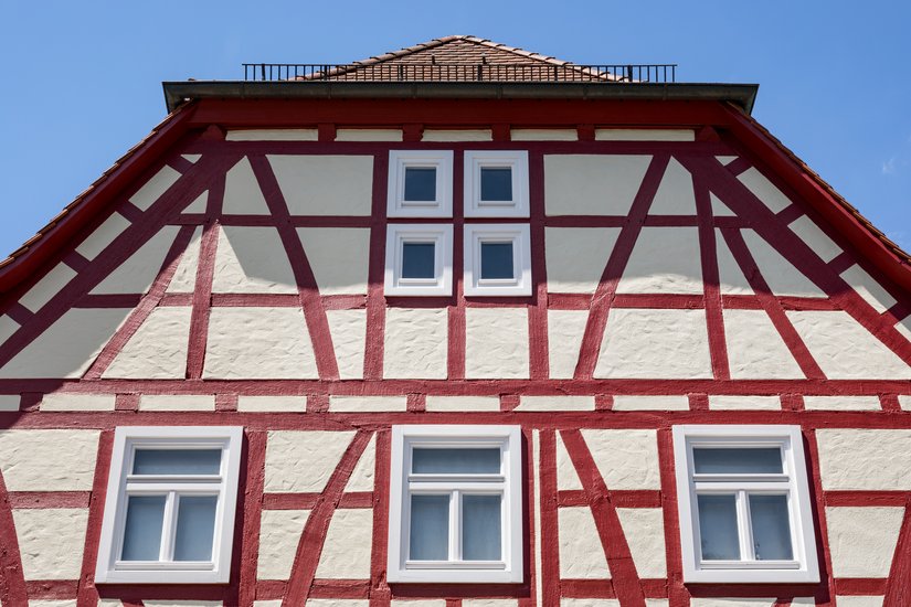 Die rötliche Farbe der Holzbauteile findet eine reizvolle Ergänzung im frischen Altweiß der Putzoberflächen. Ultrasil verleiht ihnen Licht- Wetterbeständigkeit und reduziert das Risiko eines Algen- und Pilzbefalls. Die Rezeptur gewährleistet dauerhafte Farbtonstabilität.