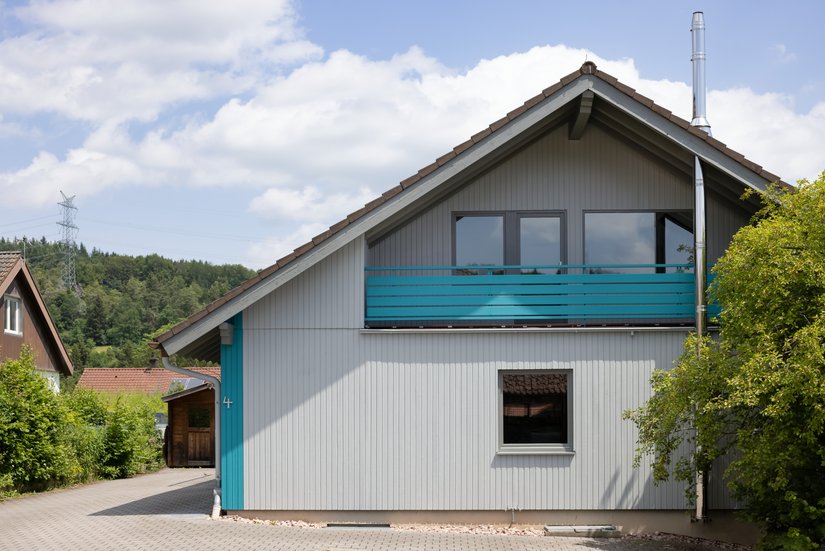 Mit erstklassigen Holzbeschichtungen von Brillux in frischen Farbtöne gelang es, das zuvor dunkelbraune, verwitterte Holzhaus vor Sonne sowie Feuchtigkeit zu schützen und in einen Blickfang zu verwandeln