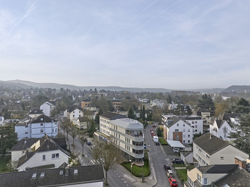 Mit seiner besonderen Fassade ist das Wohnhaus ein moderner Blickfang in der Siedlung. Dank seiner gedeckten Farbgebung und der zurückgenommenen Art fügt es sich dennoch gut ein.