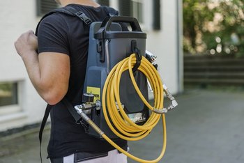 <p>Der Wagner SprayPack Airless-Rucksack kann ganz bequem auf dem Rücken zur Baustelle transportiert werden.</p>