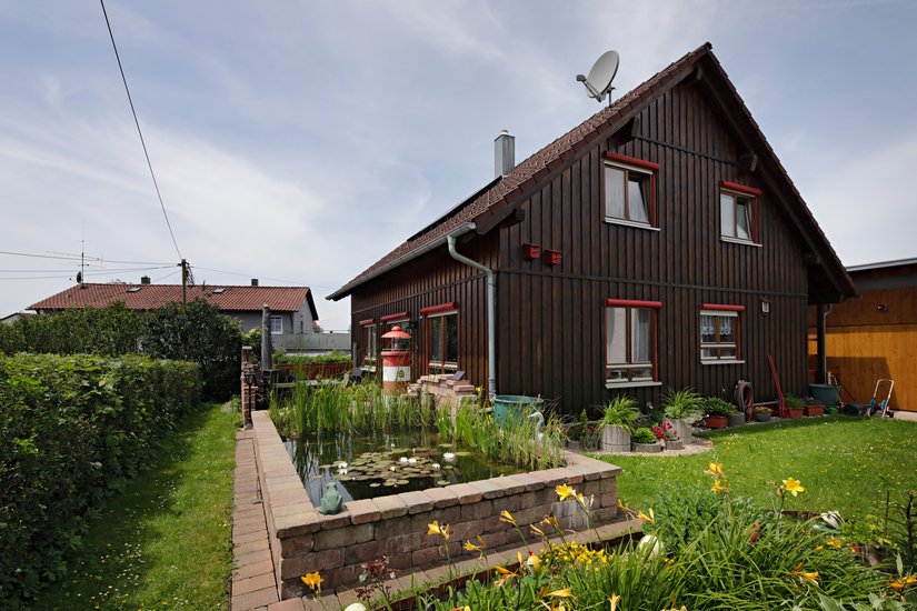 Der seidene Glanz von UltraGuard verleiht der Fassade einen ästhetischen Schimmer. Auch dadurch sticht das Einfamilienhaus mit seiner renovierten Holzverschalung aus den Putzfassaden im Umfeld hervor.