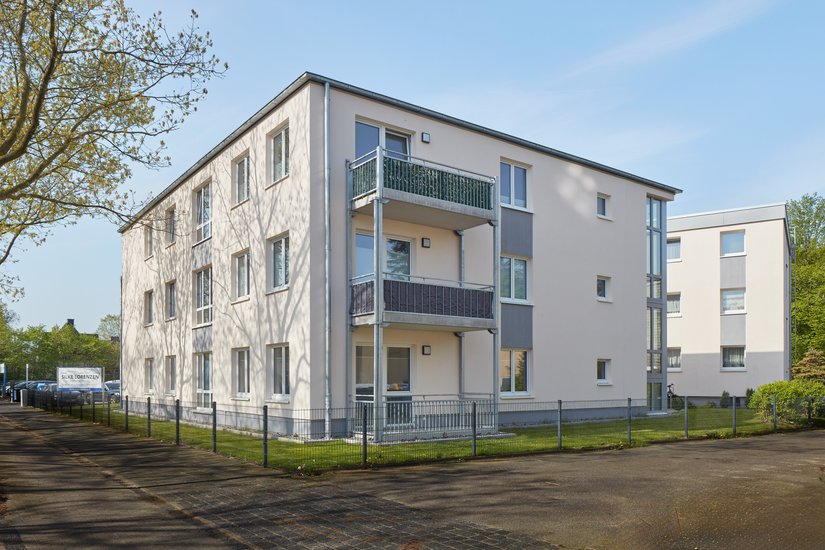 Neun Mietparteien finden heute Platz in dem Neubau an der Kieler Straße in Neumünster. Auch innen setzte das Projektteam auf mineralische Wandbeschichtungen. Dabei kam die Silikatfarbe Profisil 1906 zum Einsatz.