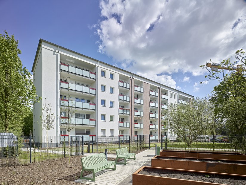 Die Sanierungsmaßnahmen an den sechs Fassaden in zwei Bauabschnitten waren Teil einer Modernisierung des gesamten Umfelds an der Neusser Wolkerstraße/Wingenderstraße. Dazu zählte auch die Erneuerung der Außenanlagen.