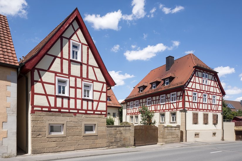 Vor dem Schlussanstrich besserten die Verarbeiter/-innen Grobrisse in den Putzflächen mit einem spachtelfähigen Gemisch aus dem kaliwasserglasbasierten Fondosil, der Fassadenfarbe Ultrasil und Quarzsand aus