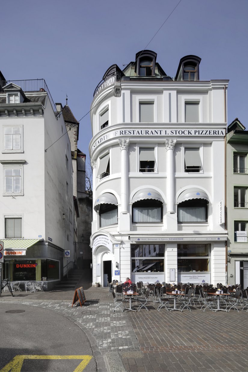 Das Baseler Traditionslokal Stadthof am Barfüßerplatz erhielt eine umfassende Fassadensanierung, bei der auch Auflagen des Denkmalschutzes eine große Rolle spielten.