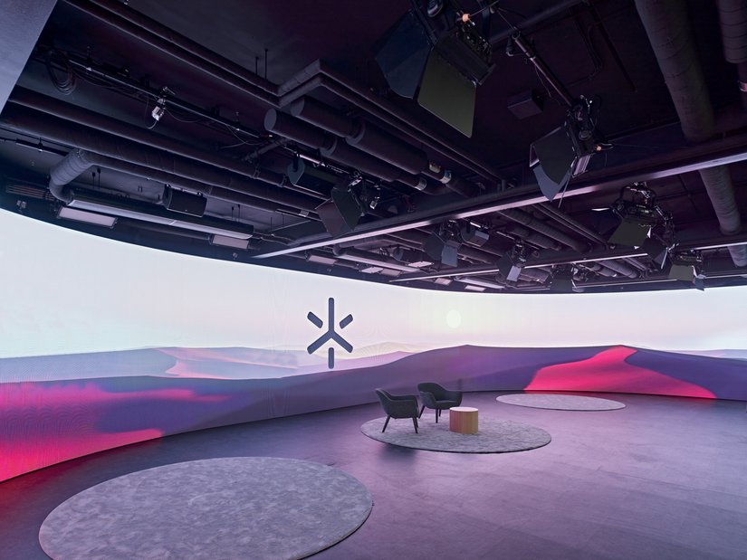 Das Studio mit gebogener LED-Videowand stellt hohe lichttechnische Anforderungen an die Umgebung. Die extrem matte Beschichtung der Konstruktionsdecke mit Flex-Deck reflektiert keinerlei Licht und rückt die Decke unauffällig in den Hintergrund.